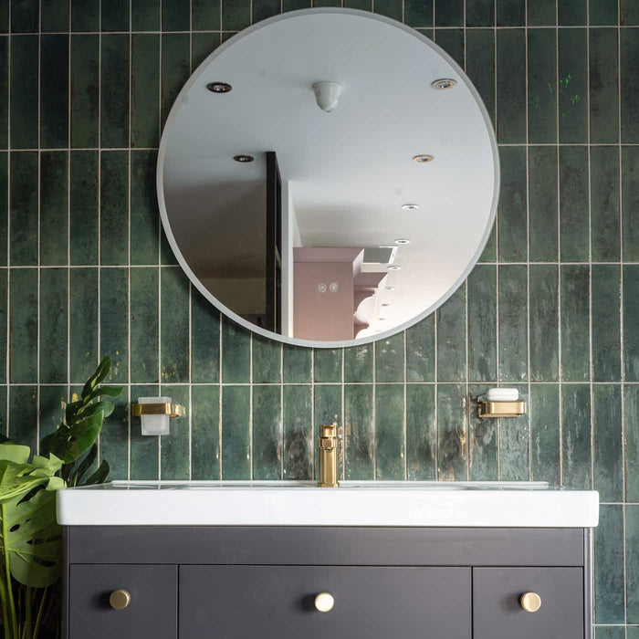 What colours go with green tiles?