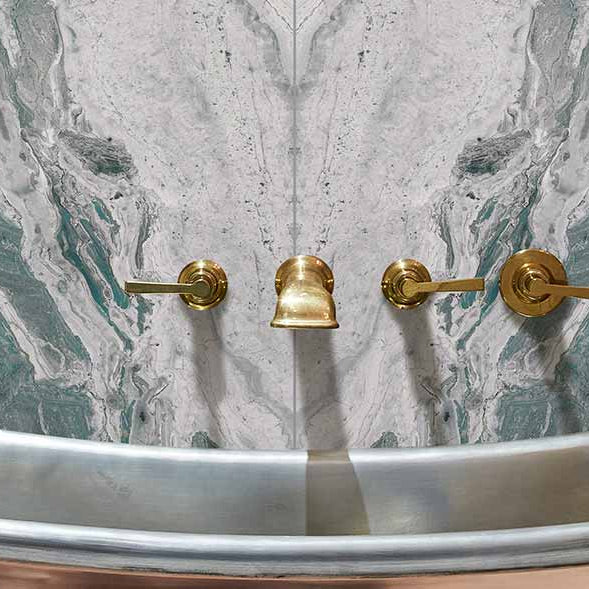 Magnifique Ocean Bookmatched Porcelain Polished tile 60x120cm with a brass free standing bath